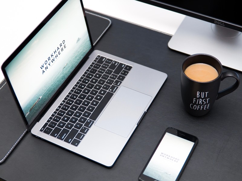 laptop mit kaffee